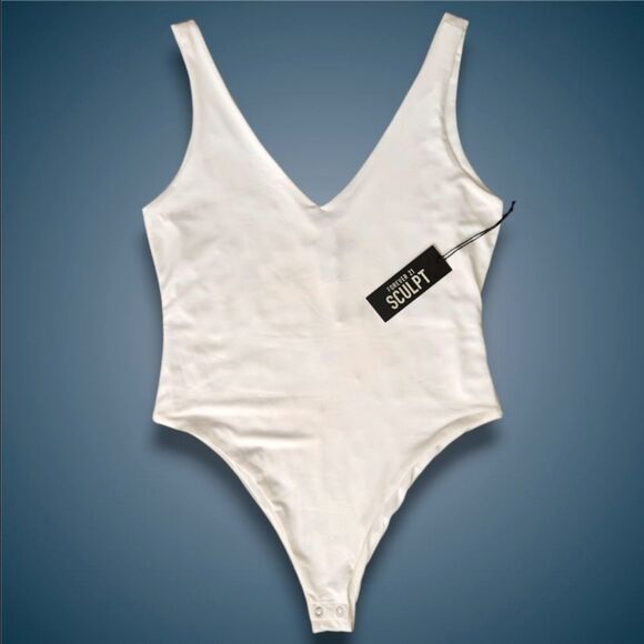 NWT Forever 21 Women's White Tank Bodysuit V-Neck Sleeveless Size Extra Large - Picture 1 of 13